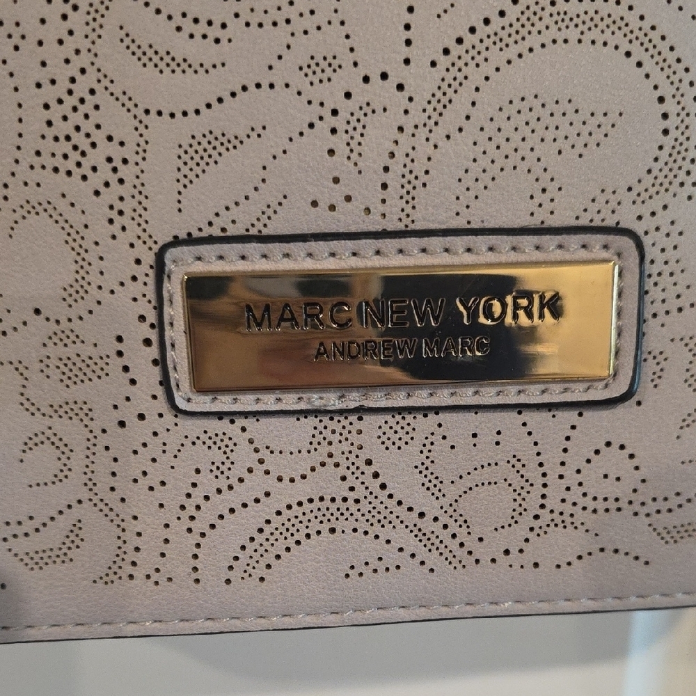 Elegant Cream Handbag with Gold Accents - Picture 2 of 11